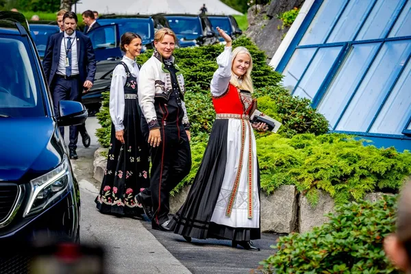 Kroonprinses Mette-Marit en zoon Sverre Magnus na afloop van de bruiloft in Geiranger.