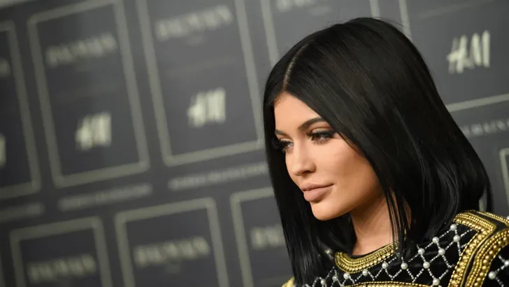Kylie Jenner showt pruiken