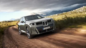 BMW iX5 60 xDrive rijdt over een onverharde bergweg
