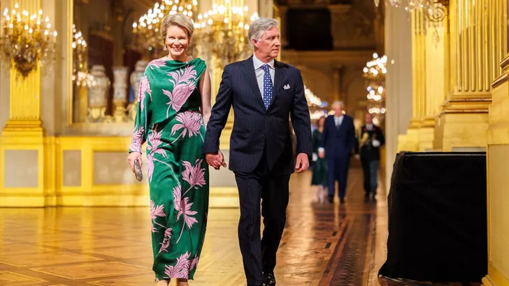 Koningin Mathilde in het groen, zowel lang als kort