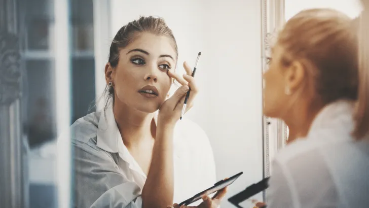 Waarom een dikke laag make-up eigenlijk wél goed is voor je huid