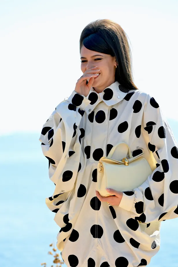 Sienna Spiro tijdens Jacquemus Lentecollectie 2027. 