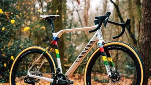 de crossfiets met schoudervriendelijke knik van mathieu van der poel in het seizoen 2025-2026