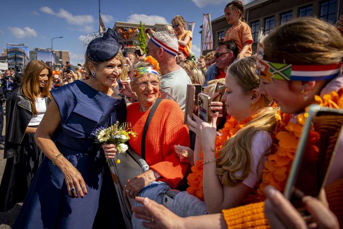 Morgen kleurt Dokkum oranje: dit kun je verwachten van Koningsdag 2026