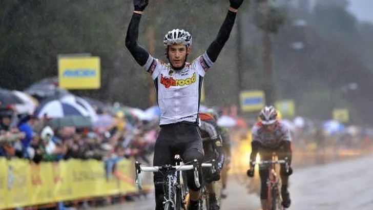 George Hincapie bezorgt High Road de bloemen