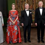 Koningin Mathilde schittert in zijden capejurk