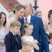 Foto van prins Albert die prinses Charlene kust bij de viering van z'n 20e troonjubileum, juli 2025.