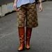 Vrouw met een stijlvolle capribroek aan.