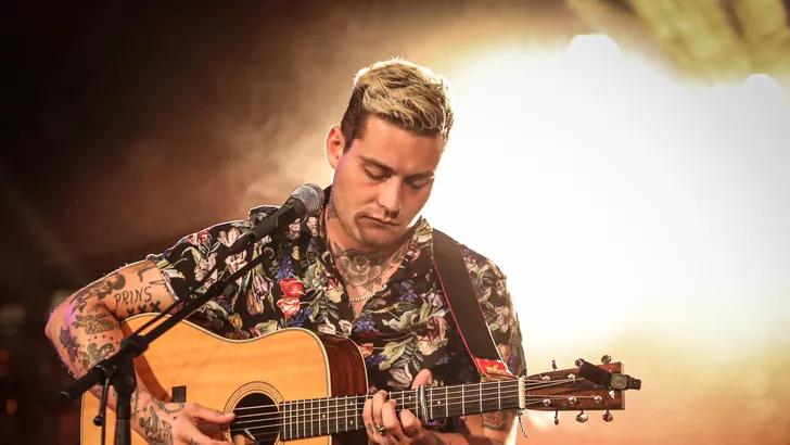 Douwe Bob annuleert tournee vanwege coronapas: 'Dit is niet waarom ik muzikant ben geworden'
