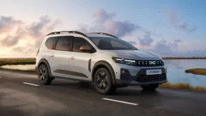 Terwijl de auto-industrie inzet op dure stekkerauto's lanceert Dacia een zevenzitter op gas met bijna 1500 km actieradius