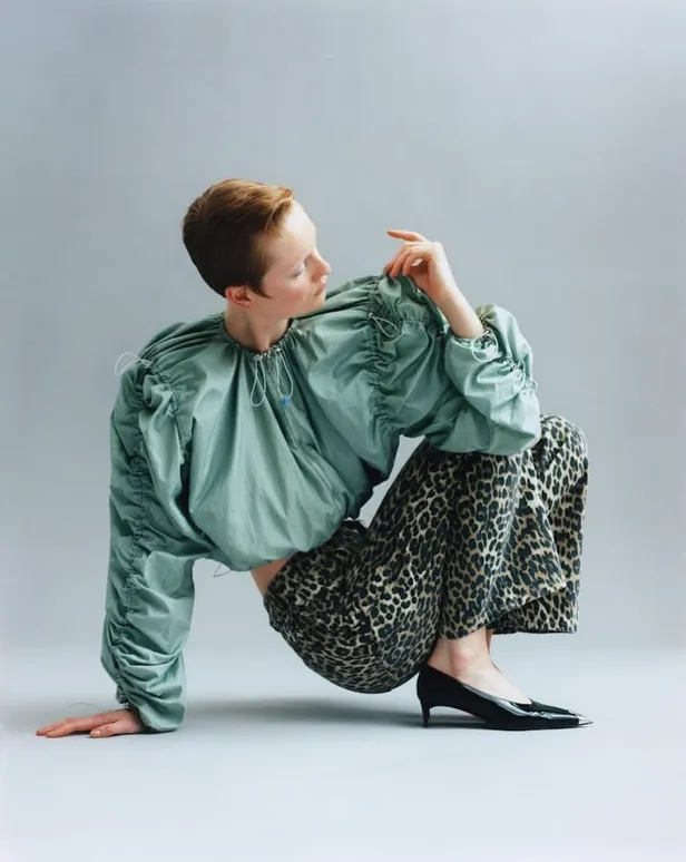 Het Parijse LUCILLE THIEVRE met haar gedrapeerde jersey creaties