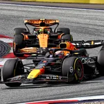 Max Verstappen en de McLaren van Lando Norris