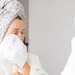 vrouw handdoek gezicht afdrogen skincare