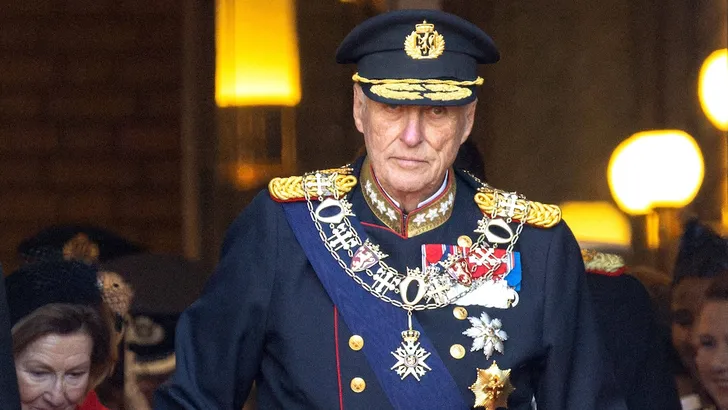 Bijzondere leven van de jarige koning Harald. – Foto van de Noorse koning Harald bij de opening van het Noorse parlement, 2024.