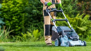 Is jouw gazon klaar voor de lente? Met deze tips wordt het weer stralend groen (maar begin niet te vroeg!)