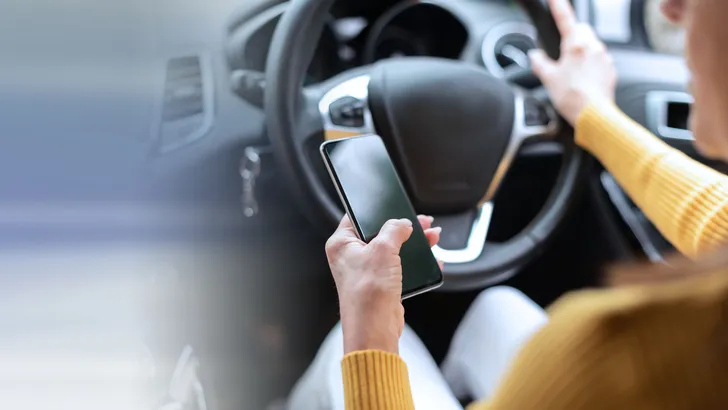 Franse regio Pas-de-Calais schorst rijbewijs direct bij gebruik telefoon achter het stuur