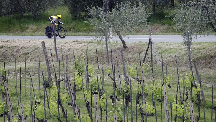 Retro: Roglic wint verregende tijdrit in Chianti-streek