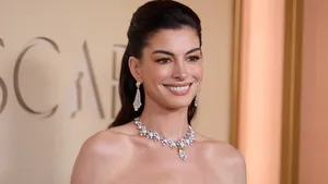 Anne Hatheway op de rode loper bij de Oscars 2026