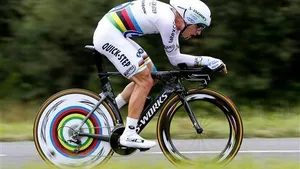 Tony Martin wint de tijdrit, Contador de nieuwe leider