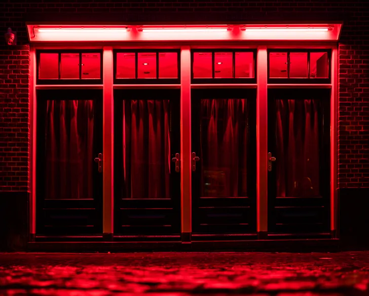Meerdere verdachten aangehouden in mensenhandelzaak: kwetsbare vrouwen de prostitutie ingelokt