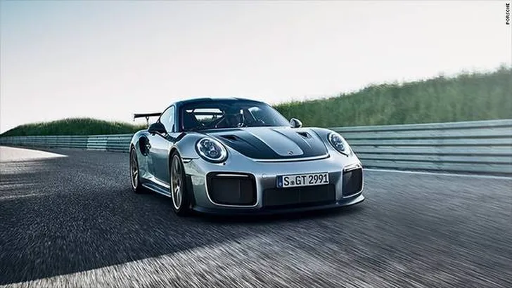 VAN RUILEN KOMT HUILEN: MAN RUILT PORSCHE 911 GT2 TEGEN EEN EILAND