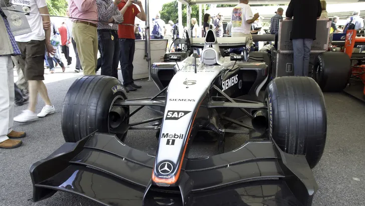 VIDEO: Adrian Newey leeft zich uit met V10 McLaren