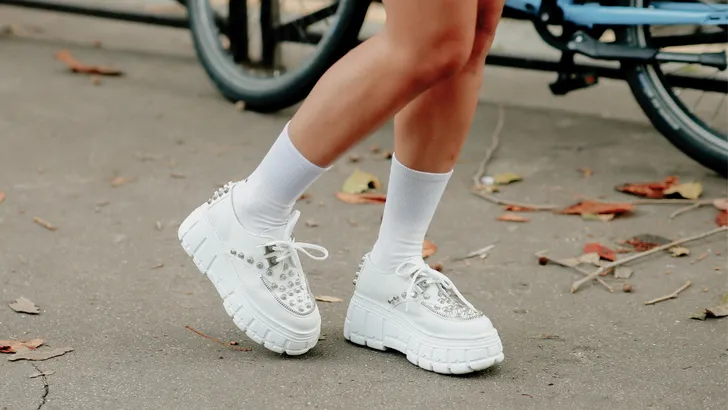 Witte sneakers en sokken