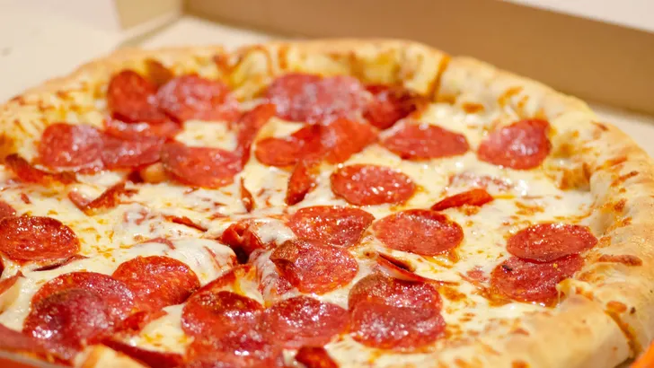 Gijzelnemers nemen twee mensen gevangen en eisen… pizza