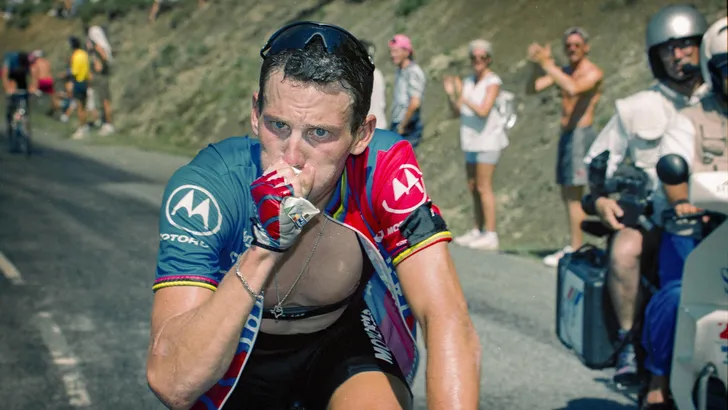 Lance Armstrong die zichtbaar afziet tijdens een beklimming op de fiets, als symbool voor zijn 'gevaarlijke' trainingsadvies.