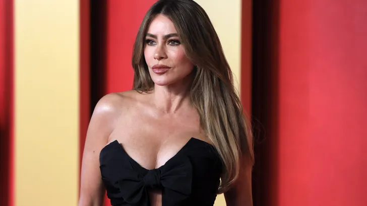 Sofia Vergara op rode loper tijdens 96th Academy Awards Vanity Fair Party.