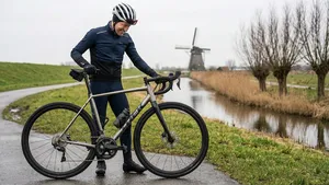 evreden wielrenner kijkt naar zijn racefiets met betaalbare upgrades die voelen als nieuw.