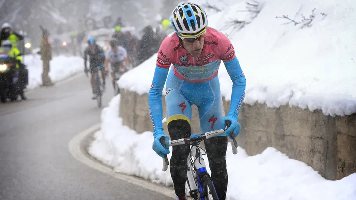 Retro: Nibali bedwingt sneeuw in roze trui op Tre Cime di Lavaredo