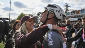 Mathieu van der Poel is beter dan ooit. Volgens vader Adrie is het zeker niet enkel het succes van zijn zoon. Wie we zeker niet moeten vergeten: vriendin Roxanne Bertels.