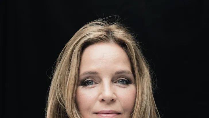 Esther zit op 't puntje van haar (eigen!) stoel