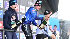 Mathieu van der Poel bedankte na Omloop Het Nieuwsblad Florian Vermeersch uitgebreid voor zijn werk, maar volgens Thijs Zonneveld toonde hij een stukje 'powerplay' naar Tim van Dijke.