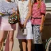 Vriendinnen in zomerse outfits.