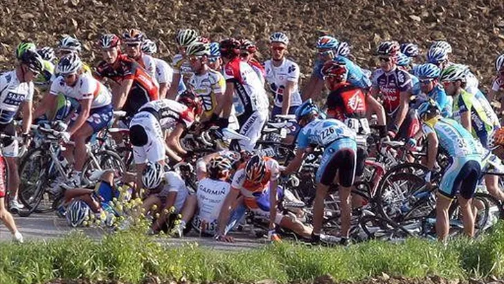 Anderhalve minuut schade voor Gesink na val