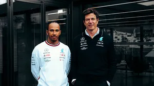 Wolff wil Verstappen lokken als vervanger Hamilton: 'De bal ligt bij ons'