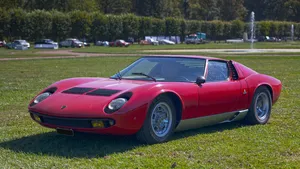 Man zoekt 55 jaar naar de verloren Lamborghini van zijn vader en herkent hem direct aan één bizar detail op de motorkap