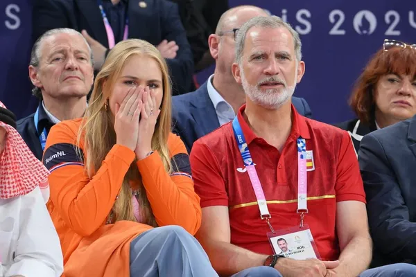 Prinses Amalia en koning Felipe bij 3x3 Basketbal op de Olympische Spelen, augustus 2024.