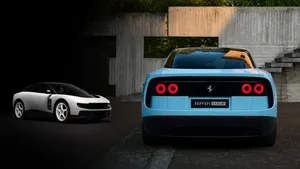 Blauwe Ferrari Luce naast de witte Chassis 0 voor de veiling