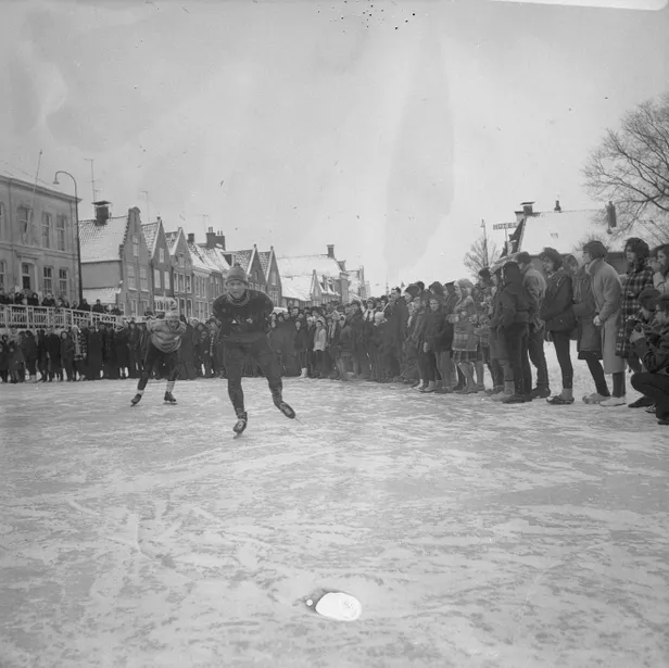 Elfstedentocht, 1963. Anton Verhoeven (voorop) en Jan Uitham bij Harlingen.