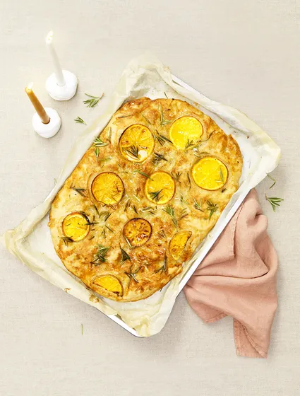 Focaccia met sinaasappel en rozemarijn