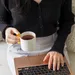 Een vrouw die aan het werk is op haar laptop