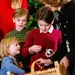 Zoete beelden: kleinkinderen van koningin Silvia versieren de kerstboom