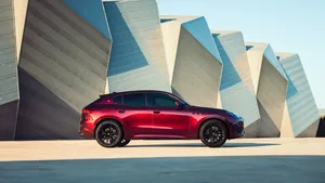 Deze Italiaanse SUV combineert wijn en motoren, met een kleur die meebeweegt met het zonlicht