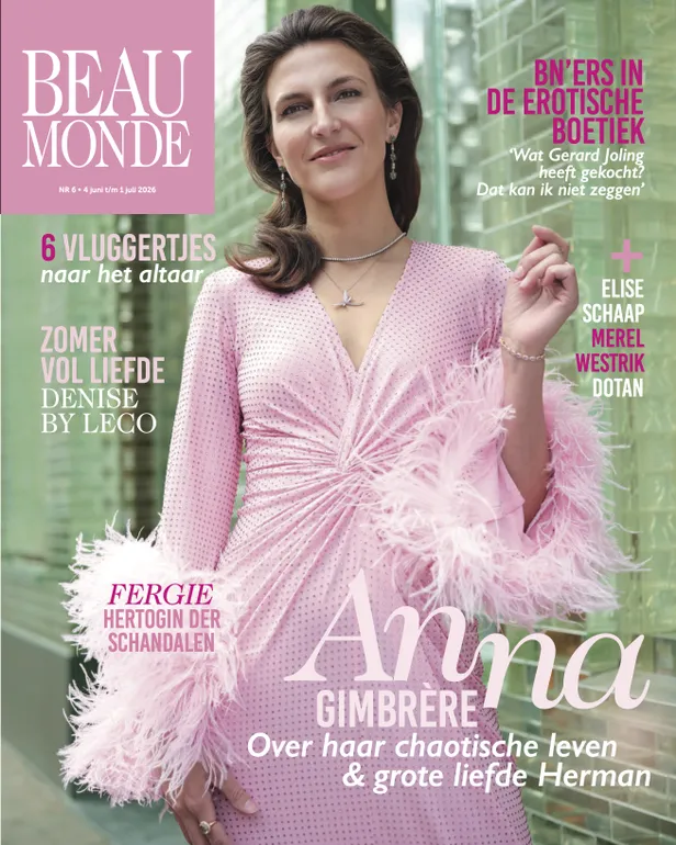 Anna Gimbrère schittert in een roze jurk op de cover van de nieuwste Beau Monde.