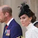 William blauw pak en Kate in polkadots