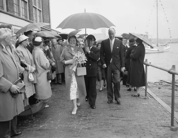 Onderhoudskosten Groene Draeck: Prinses Beatrix in 1957 bij de tewaterlating van de Groene Draeck.