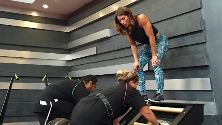 Deze personal trainer laat zien dat de perfecte buik niet bestaat